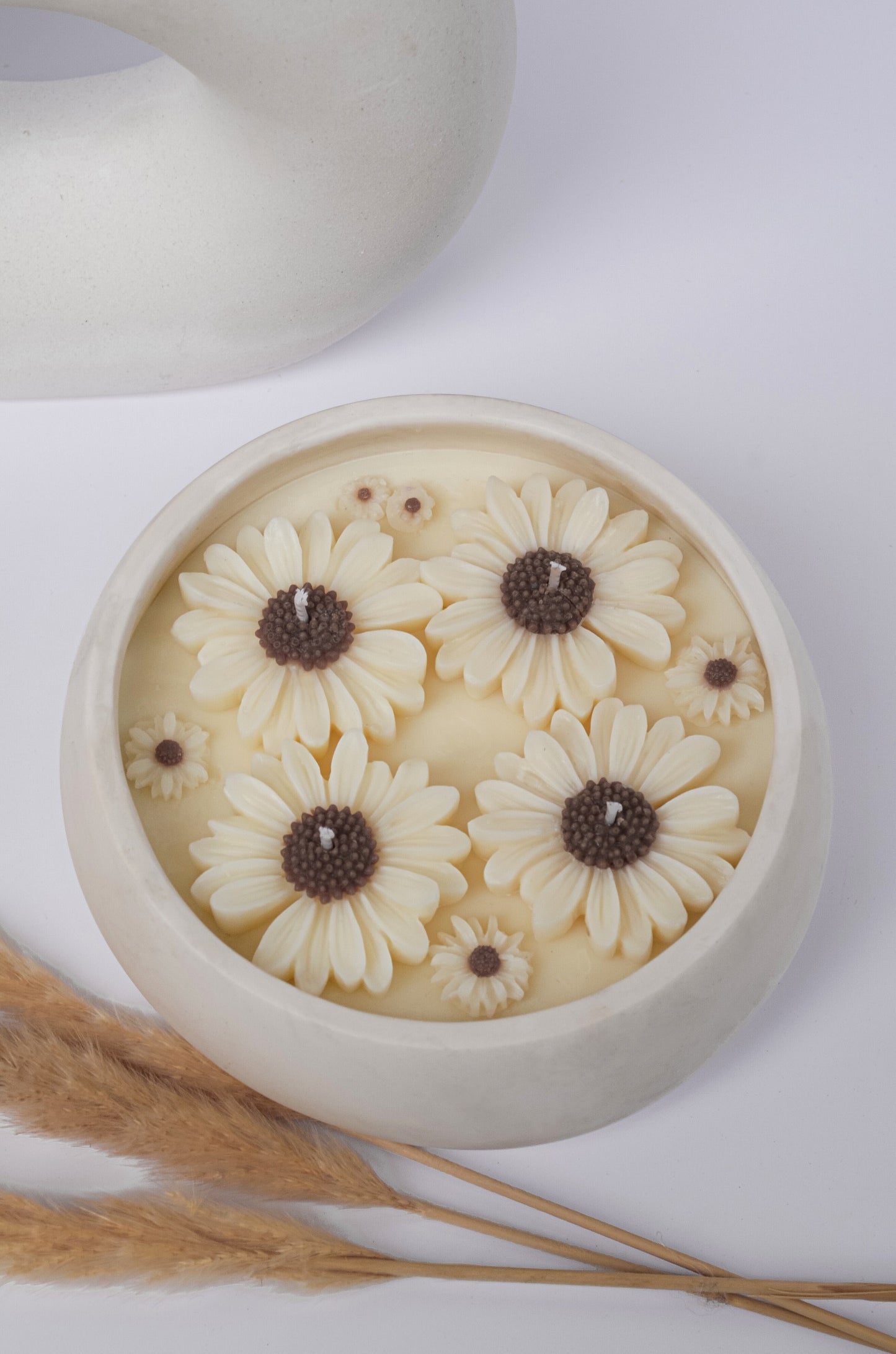 Spring Scented Candle 700ml with daisy flowers